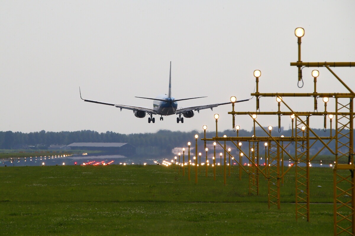 Vliegtuig landt op landingsbaan Schiphol