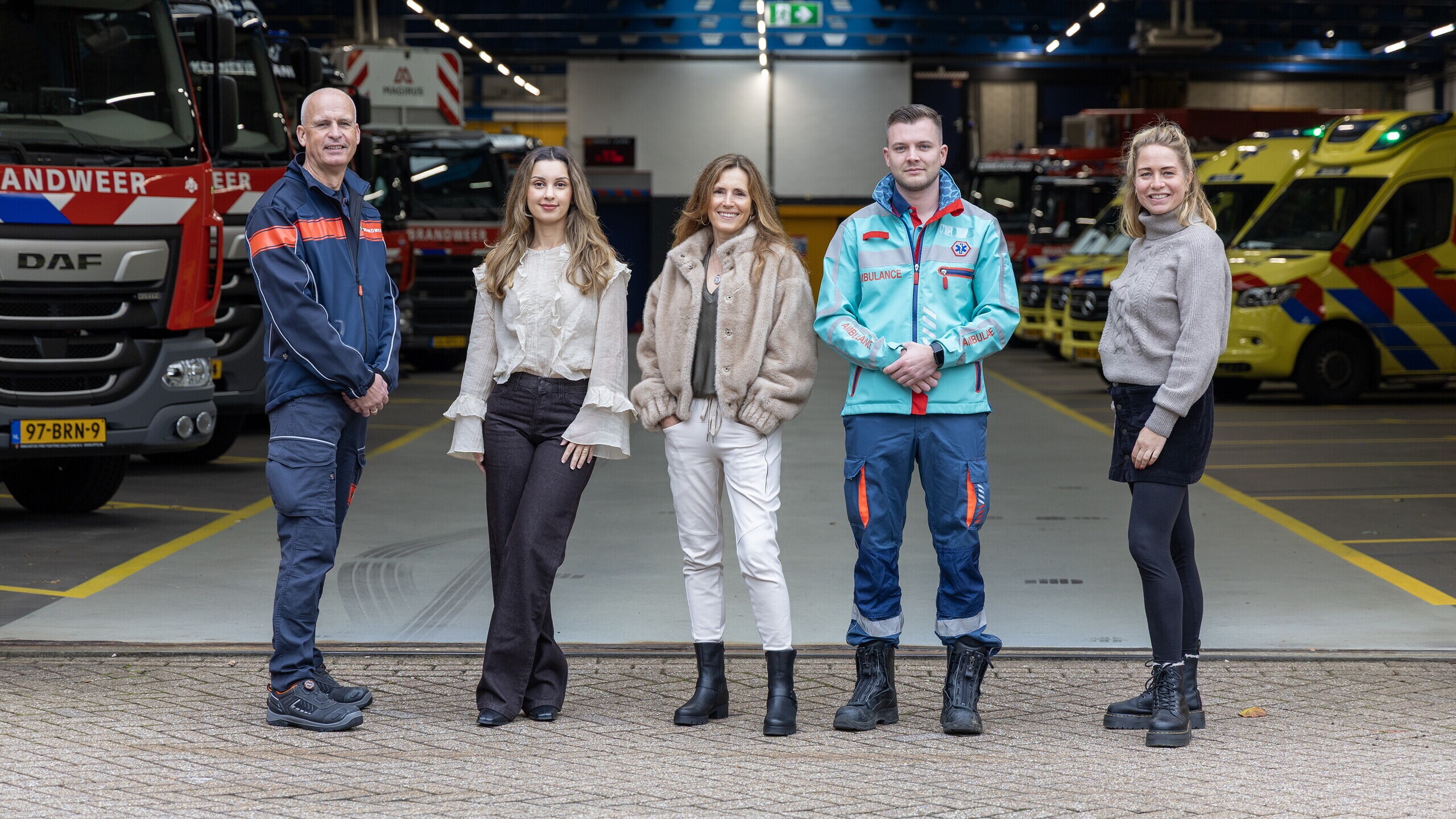 Medewerkers van Veiligheidsregio Kennemerland in de uitrukhal van de brandweer en ambulance