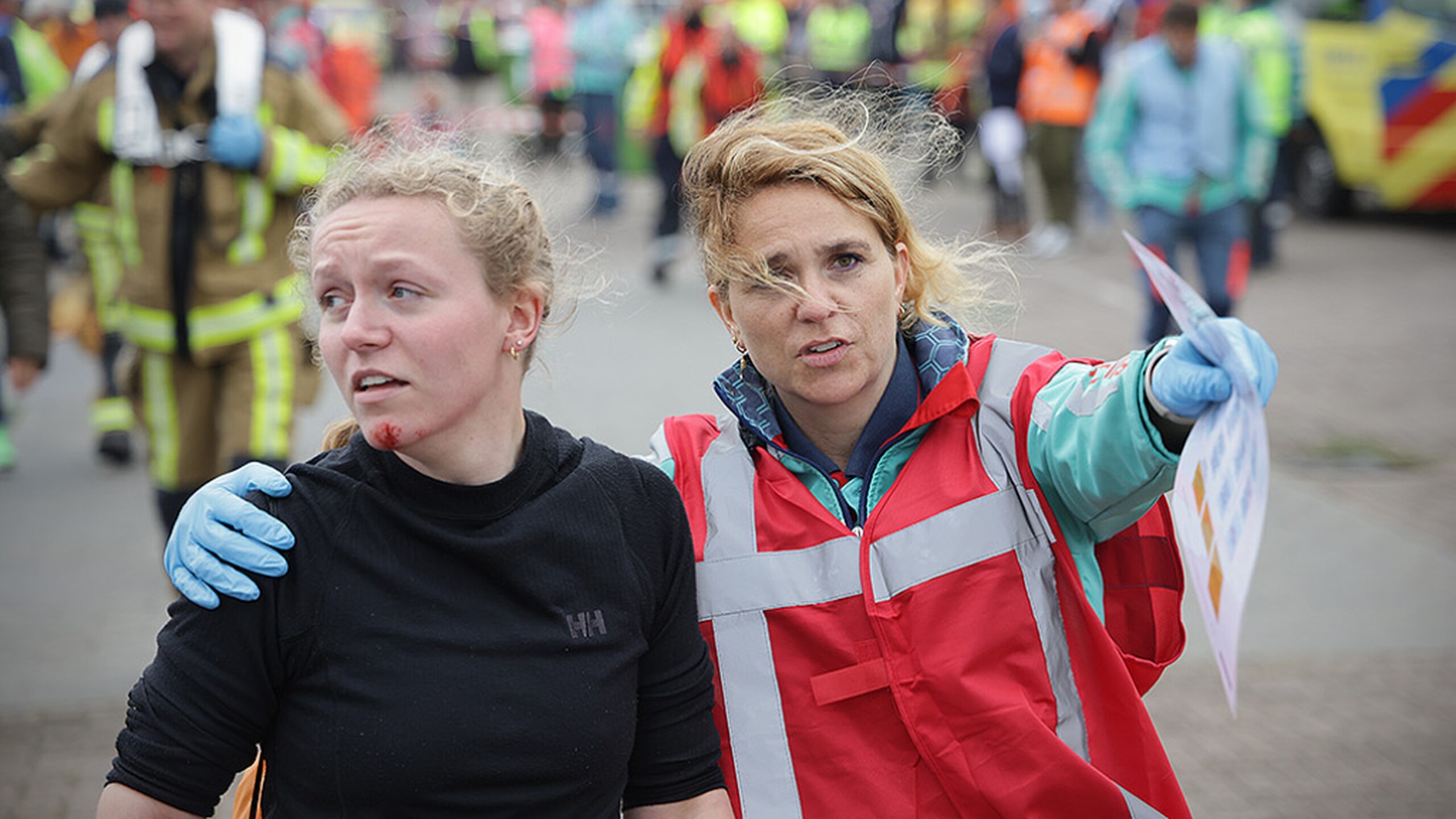 Slachtoffer en hulpverlener tijdens een oefening van een ramp
